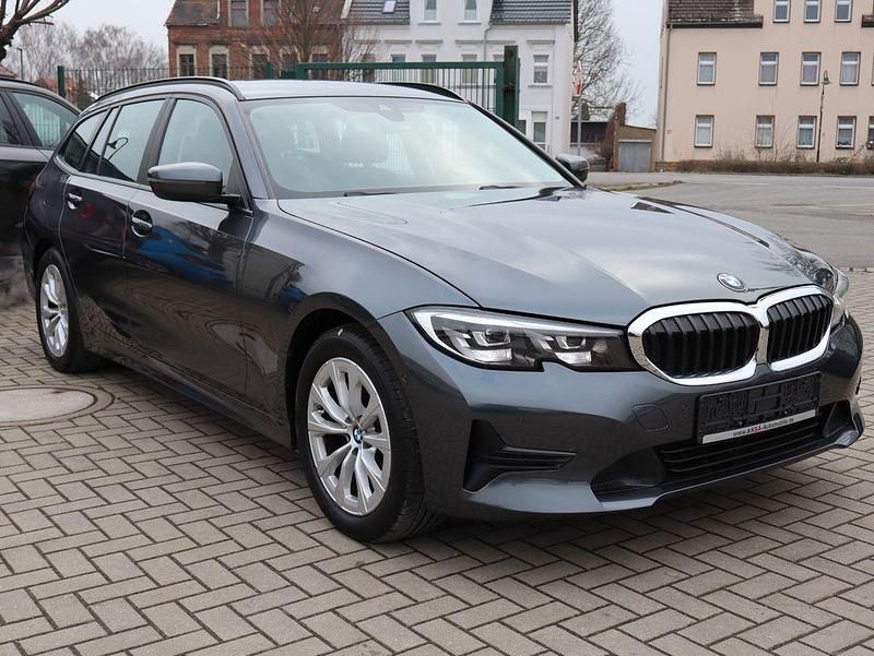Grau Gebraucht 2020 BMW 318 Advantage Kombi | 25.990 € (Fairer Preis) - Bild 1/4