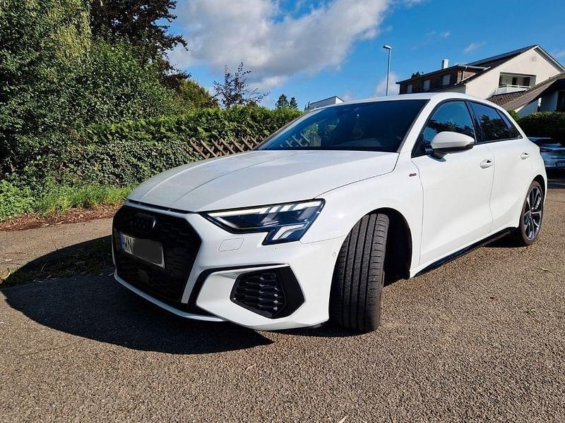 Weiß Gebraucht 2023 Audi A3 Sportback S-Line Limousine | 29.700 € (Guter Preis) - Bild 1/4