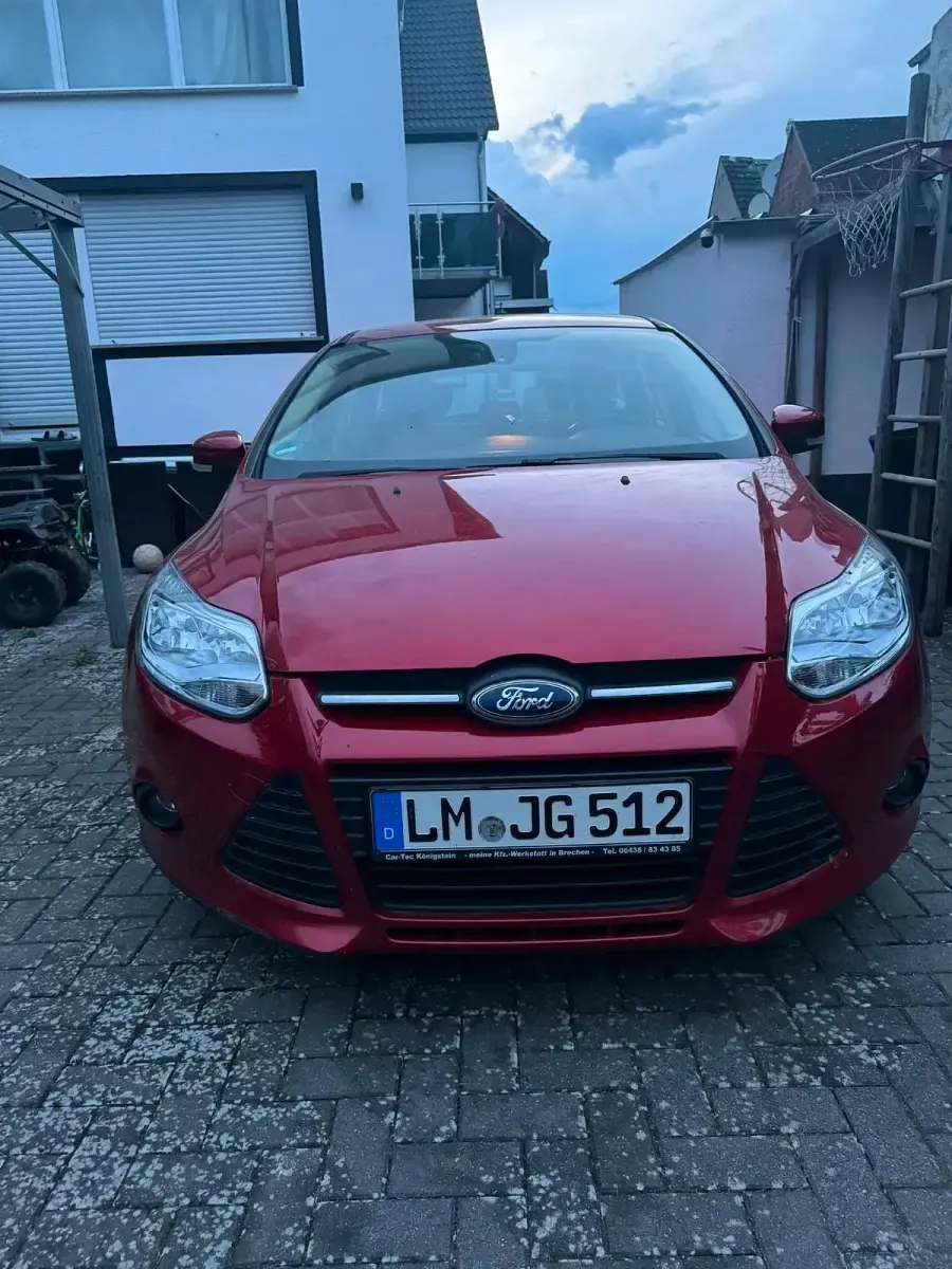 Gebraucht Ford Focus 100 PS (73 kW) 2014 Rot Kombi