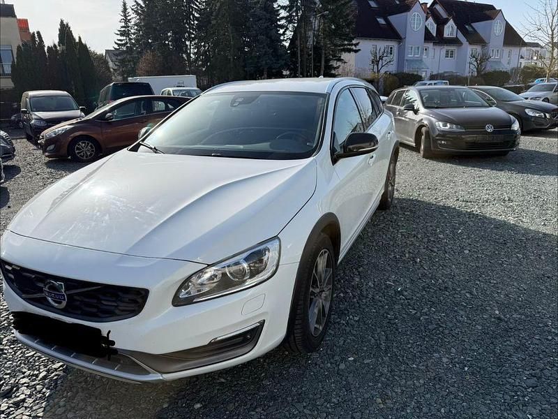 Gebraucht Volvo V60 CC Summum 190 PS (139 kW) 2015 Weiß Kombi