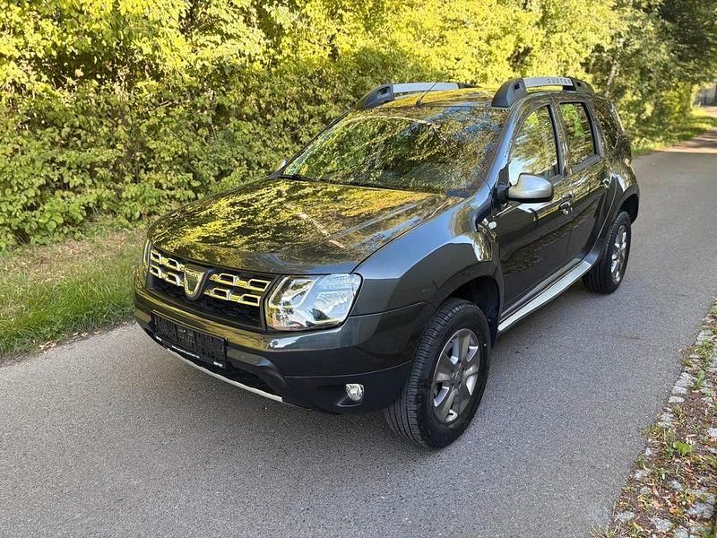 Grau Gebraucht 2015 Dacia Duster Lauréate SUV | 9.399 € (Fairer Preis) - Bild 1/4