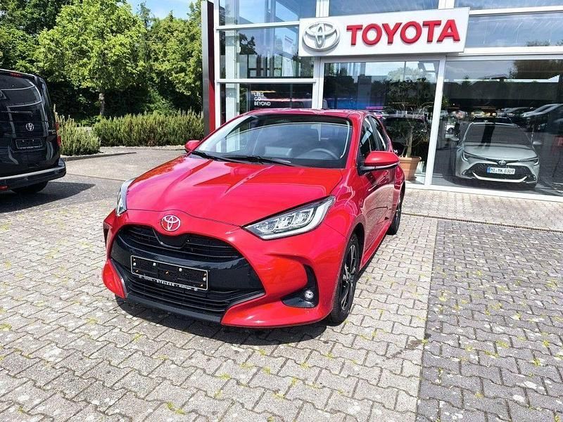 Rot Neu 2025 Toyota Yaris Hybrid Limousine | 26.900 € (Fairer Preis) - Bild 1/4