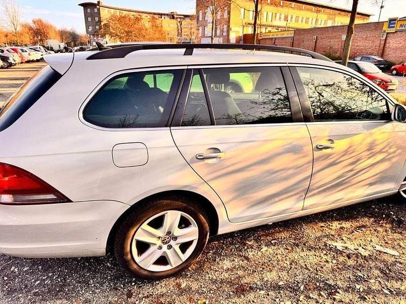 Silber Gebraucht 2010 VW Golf VI Comfortline Kleinwagen | 3.000 € (Guter Preis) - Bild 1/4