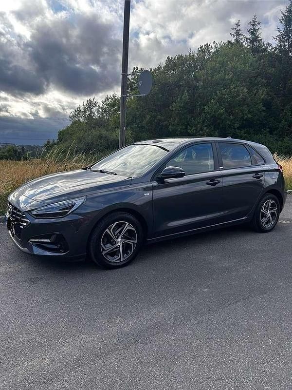 Grau Gebraucht 2021 Hyundai i30 Intro Edition Kleinwagen | 16.900 € (Guter Preis) - Bild 1/4