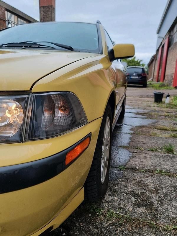 Gelb Gebraucht 2001 Volvo V40 Kombi | 600 € (Superpreis) - Bild 1/4