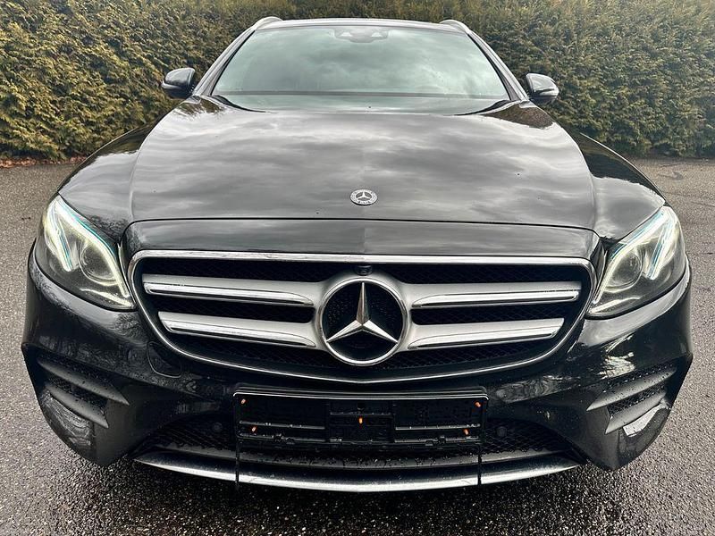 Gebraucht Mercedes E250 AMG line 211 PS (155 kW) 2017 Schwarz Limousine