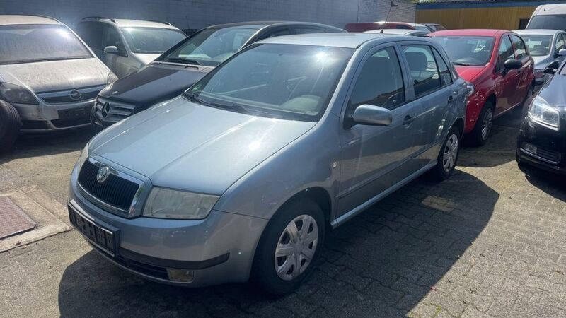 Grau Gebraucht 2002 Skoda Fabia Comfort Limousine | 1.250 € (Fairer Preis) - Bild 1/4