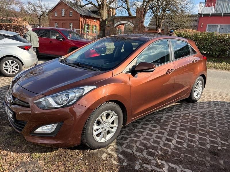 Gebraucht Hyundai i30 Trend 135 PS (99 kW) 2014 Braun Limousine