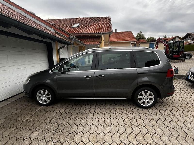 Grau Gebraucht 2012 VW Sharan Highline Van / Kleinbus | 6.950 € (Guter Preis) - Bild 1/4