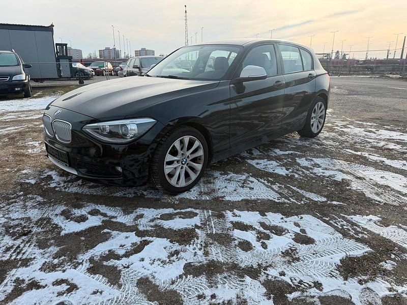 Schwarz Gebraucht 2012 BMW 118 Urban Line Kleinwagen | 6.469 € (Fairer Preis) - Bild 1/4