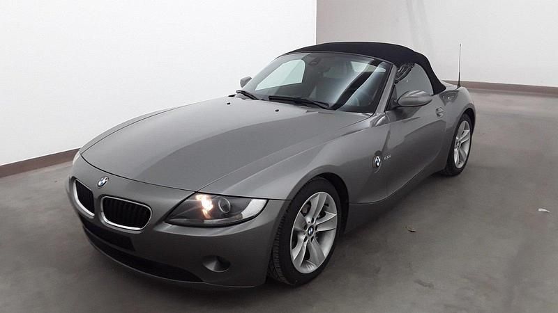 Sterlinggrau metallic (metallic) Gebraucht 2005 BMW Z4 Sport Line Cabrio | 12.900 € (Etwas zu teuer) - Bild 1/4