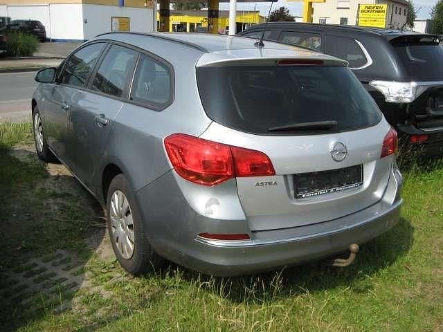 Gebraucht Opel Astra Edition 140 PS (102 kW) 2014 Silbersee/perl silber (m2) Kombi