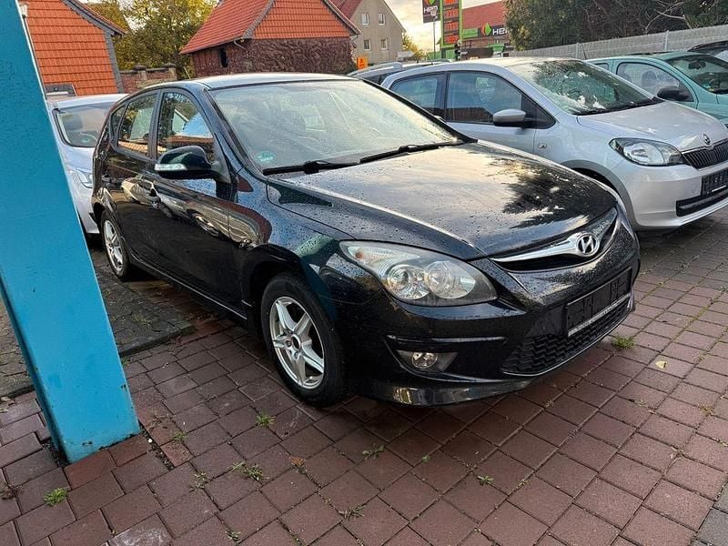 Gebraucht Hyundai i30 90 PS (66 kW) 2011 Schwarz Limousine