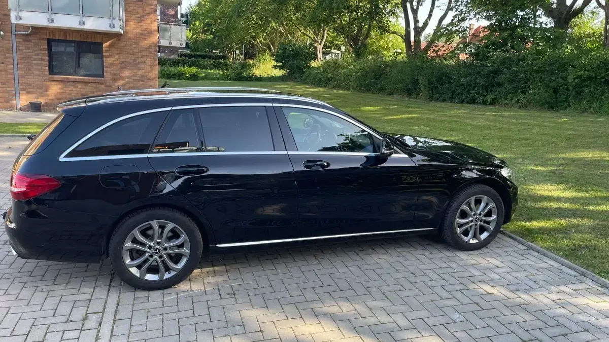Gebraucht Mercedes C180 156 PS (114 kW) 2017 Schwarz Limousine