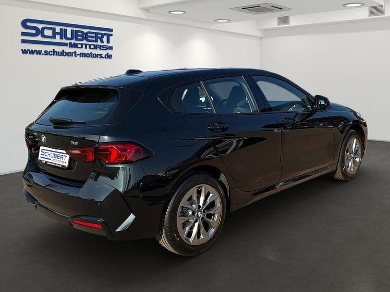 Neu BMW 116 122 PS (89 kW) 2026 Schwarz Kleinwagen