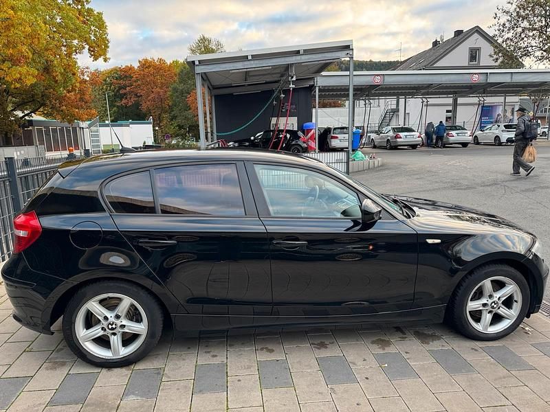 Gebraucht BMW 118 143 PS (105 kW) 2010 Schwarz Kleinwagen