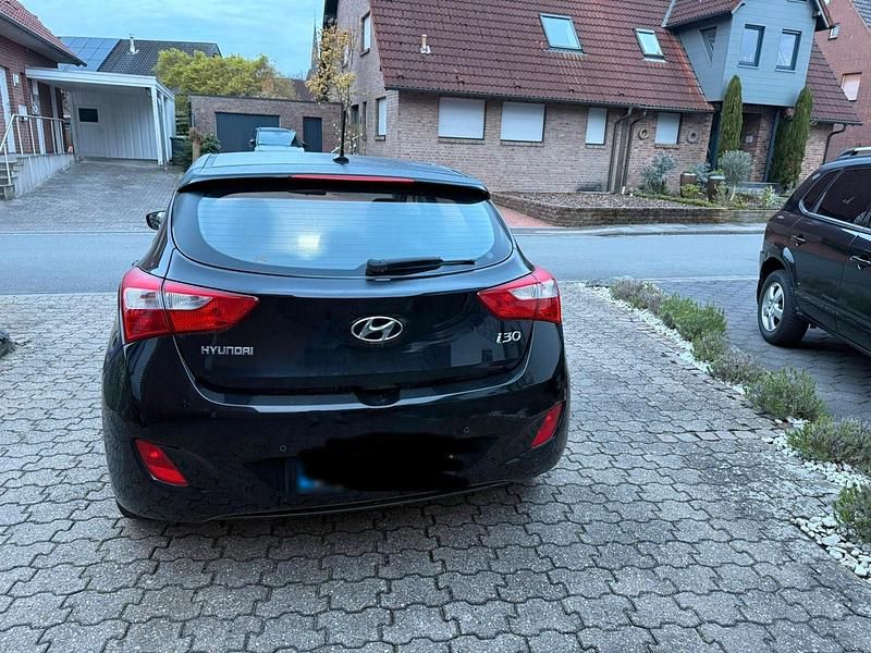 Gebraucht Hyundai i30 99 PS (72 kW) 2012 Schwarz Kleinwagen