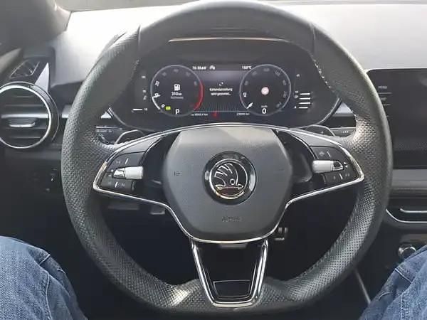 Gebraucht Skoda Fabia 110 PS (80 kW) 2022 Moonweiß perleffekt / blackmagic perleffekt Kleinwagen