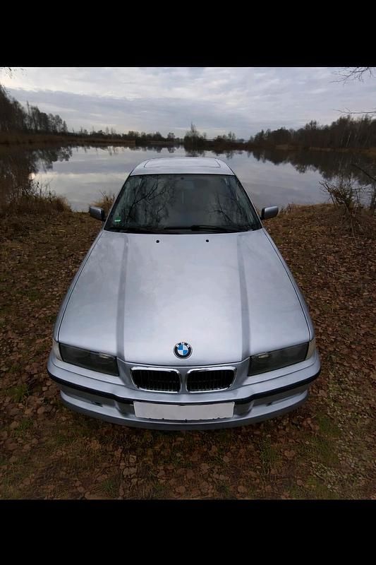 Silber Gebraucht 1998 BMW 320 M Sport Limousine | 8.500 € - Bild 1/4