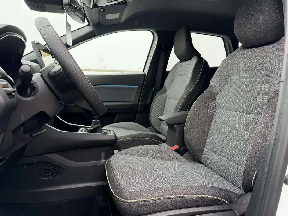 Neu Renault Captur Techno 91 PS (66 kW) 2025 Perlmuttweiß, dach in perlmut SUV