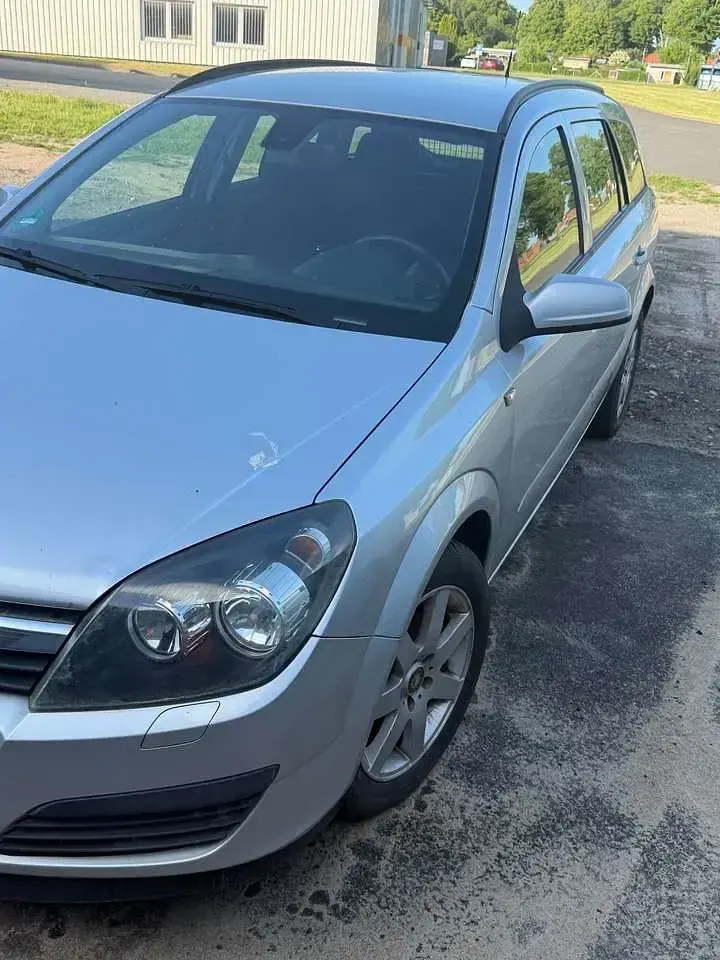 Gebraucht Opel Astra Edition 105 PS (77 kW) 2008 Starsilber iii m2 Kombi