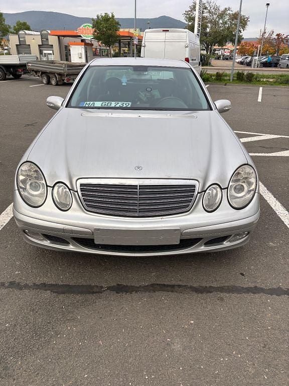 Silber Gebraucht 2003 Mercedes E220 Classic Limousine | 1.799 € (Guter Preis) - Bild 1/4