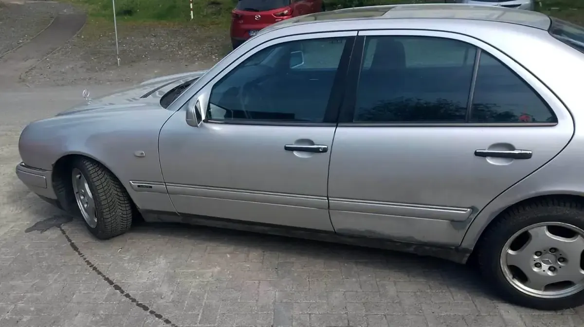 Gebraucht Mercedes E240 170 PS (125 kW) 1999 Silber Limousine