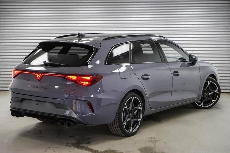 Używany Cupra Leon VZ 333 KM (244 kW) 2025 Szary