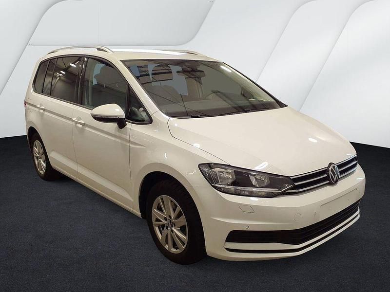 Pure white Gebraucht 2024 VW Touran Comfortline Van / Kleinbus | 30.610 € (Guter Preis) - Bild 1/4