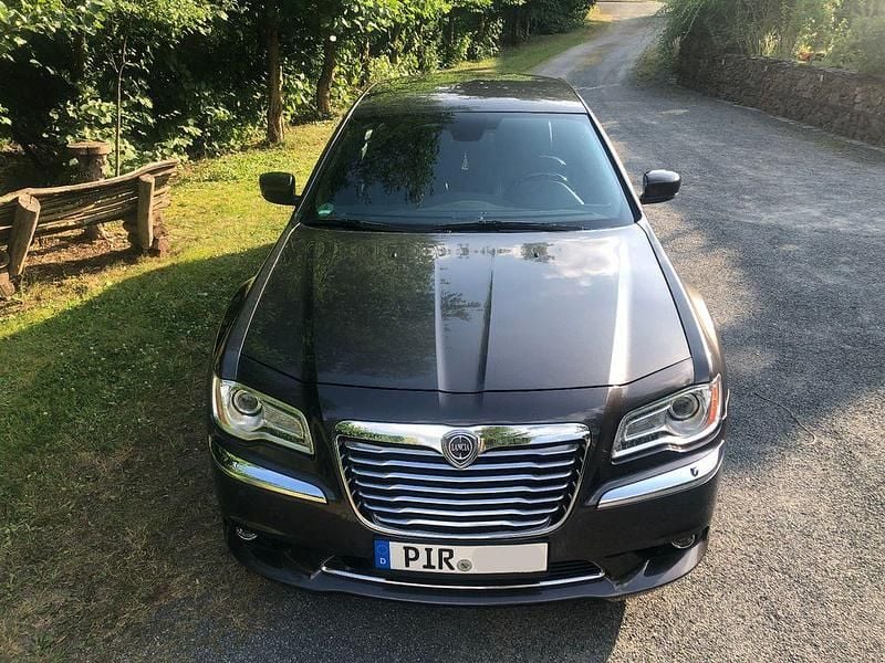 Grau Gebraucht 2012 Lancia Thema Platinum Limousine | 12.950 € - Bild 1/4