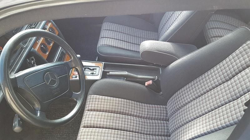 Gebraucht Mercedes 190 108 PS (79 kW) 1992 Limousine