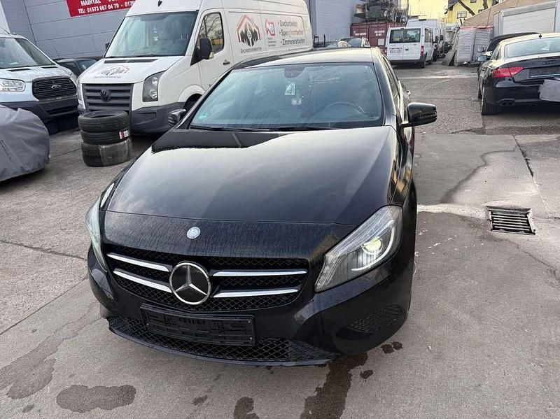Gebraucht Mercedes A180 122 PS (89 kW) 2012 Kosmosschwarz  metalliclack Limousine