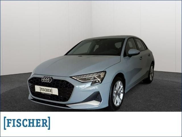 Pfeilgrau perleffekt Neu 2025 Audi A3 Sportback Advanced Limousine | 40.449 € (Fairer Preis) - Bild 1/4