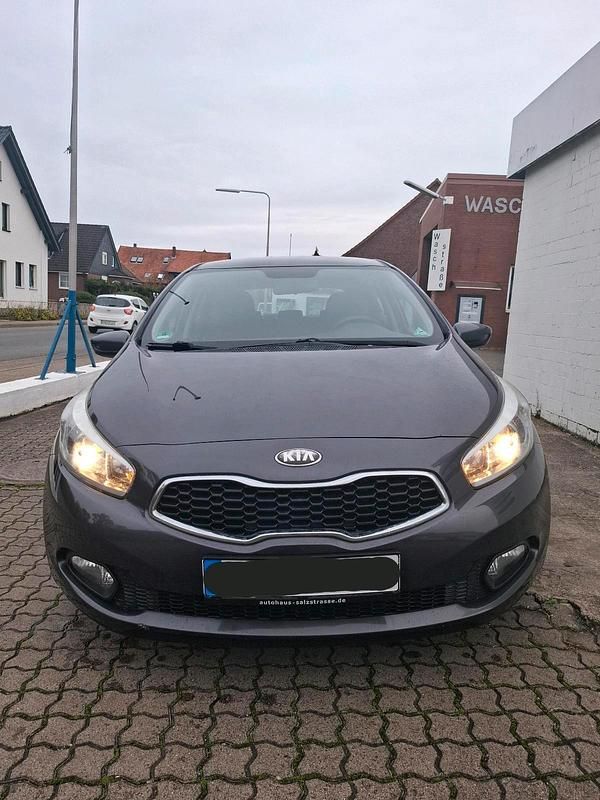 Grau Gebraucht 2013 Kia Ceed Kleinwagen | 3.350 € (Etwas zu teuer) - Bild 1/4