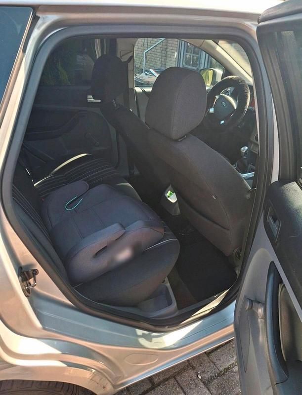 Gebraucht Ford Focus 109 PS (80 kW) 2009 Silber Limousine