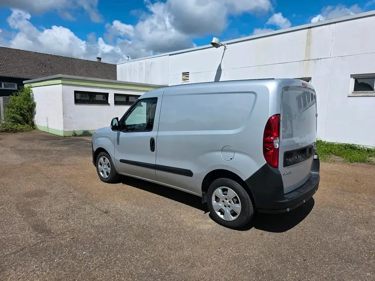 Gebraucht Opel Combo 95 PS (69 kW) 2018 Silber Van / Kleinbus