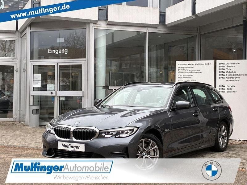 Grau Gebraucht 2022 BMW 330e Sport Line Limousine | 27.490 € (Superpreis) - Bild 1/4