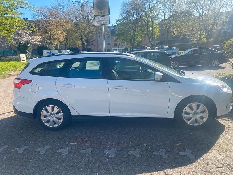 Gebraucht Ford Focus 105 PS (77 kW) 2011 Weiß Kombi