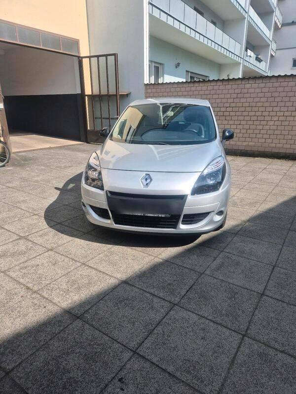 Silber Gebraucht 2011 Renault Scénic III Dynamique Van / Kleinbus | 7.500 € (Etwas zu teuer) - Bild 1/4