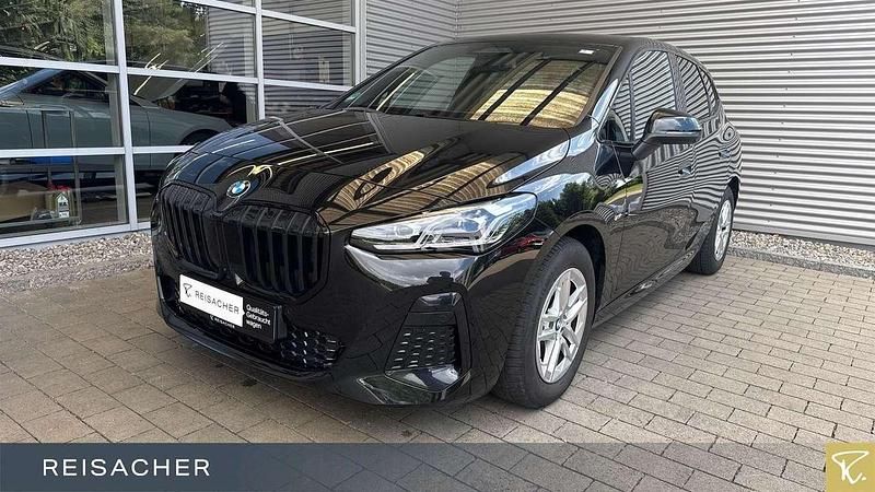 Black sapphire metallic Gebraucht 2023 BMW 220 M Sport Van / Kleinbus | 30.849 € (Fairer Preis) - Bild 1/4