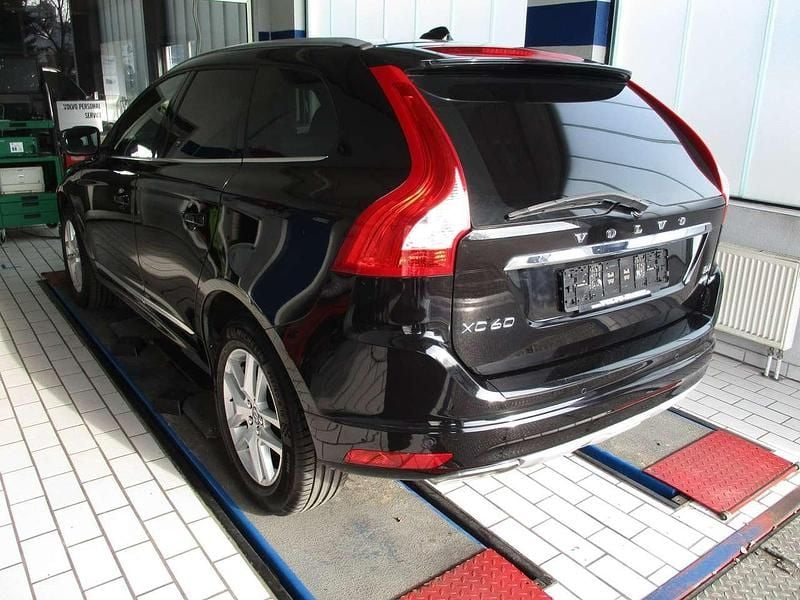 Gebraucht Volvo XC60 Summum 190 PS (139 kW) 2017 Onyx black / metallic SUV