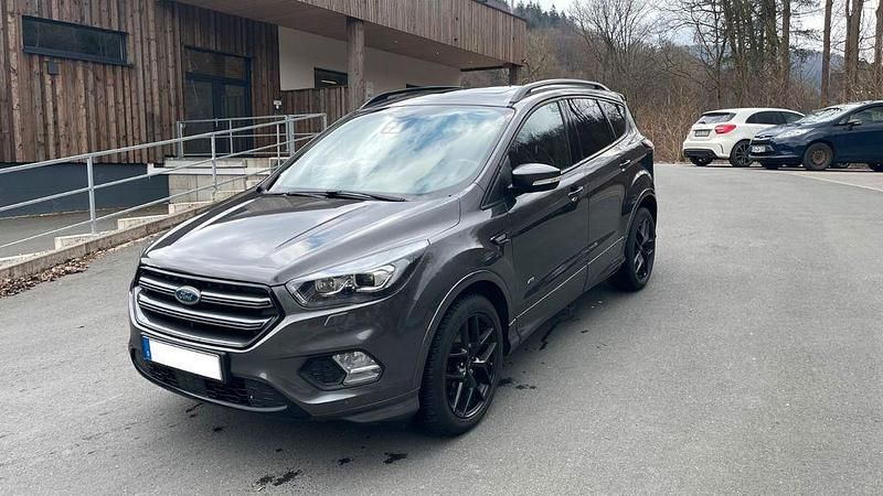 Grau Gebraucht 2018 Ford Kuga ST-Line SUV | 18.500 € (Fairer Preis) - Bild 1/4