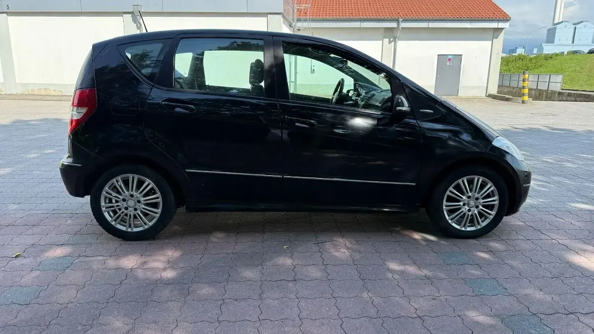 Gebraucht Mercedes A160 Elegance 95 PS (69 kW) 2012 Schwarz Kleinwagen