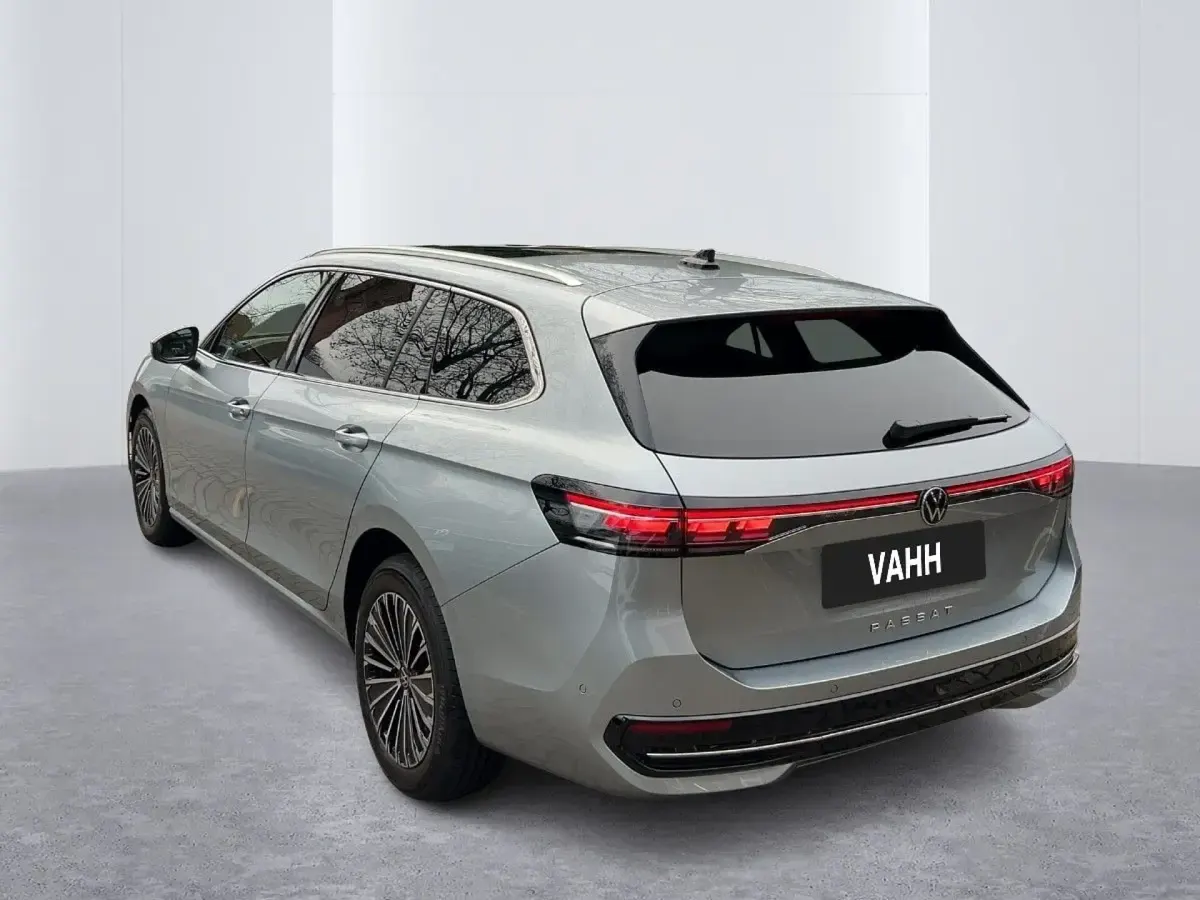 Gebraucht VW Passat Elegance 150 PS (110 kW) 2025 Oyster silver metallic Kombi
