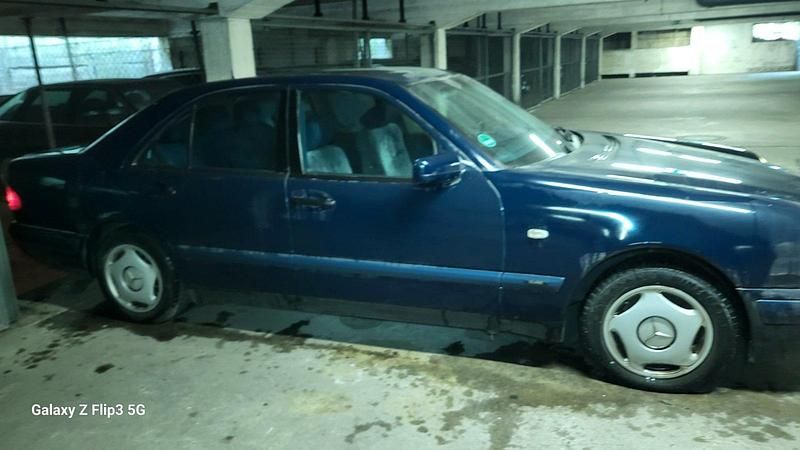 Gebraucht Mercedes E200 Classic 136 PS (100 kW) 1998 Blau Limousine