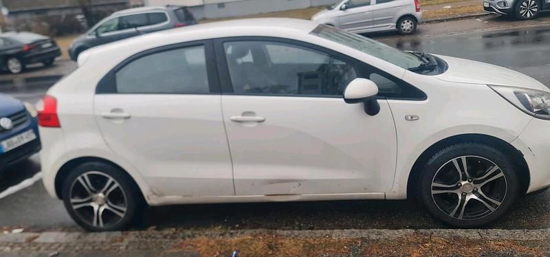 Gebraucht Kia Rio 74 PS (54 kW) 2014 Weiß Kleinwagen