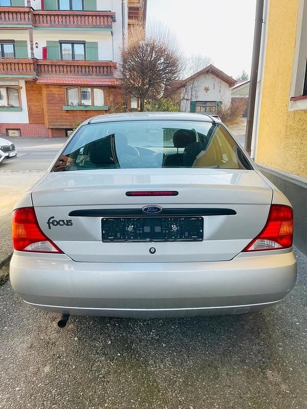 Gebraucht Ford Focus Ghia 100 PS (73 kW) 2001 Silber Limousine