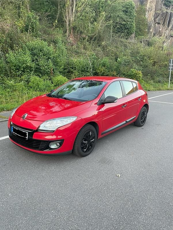 Rot Gebraucht 2012 Renault Mégane III Limousine | 3.950 € (Guter Preis) - Bild 1/4