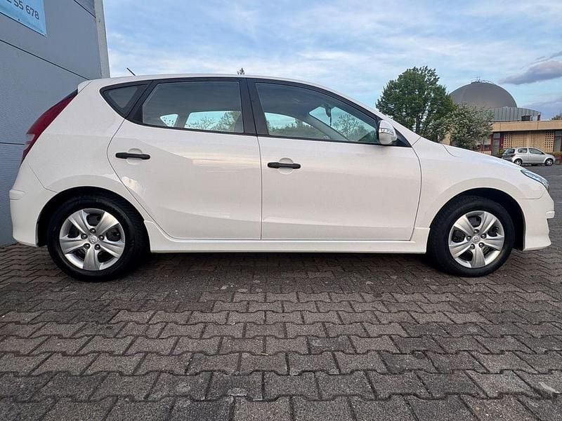 Gebraucht Hyundai i30 Classic 90 PS (66 kW) 2012 Weiß Limousine