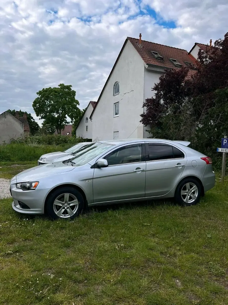 Gebraucht Mitsubishi Lancer Sportback 140 PS (102 kW) 2010 Silber Limousine